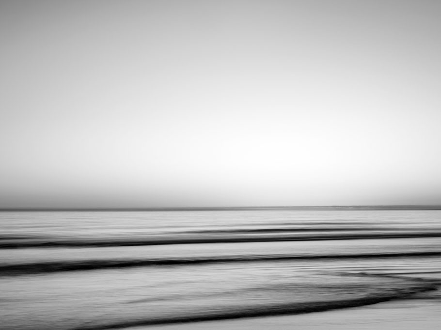 Strandaufnahme am Atlantischen Ozean als SW-Fotografie