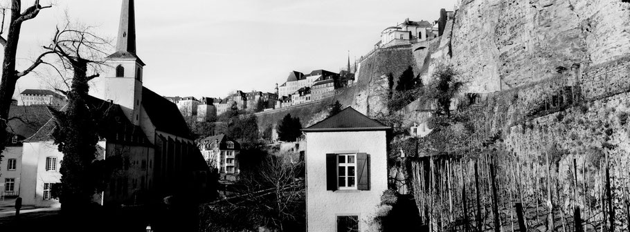 Abbaye de Neumünster in Luxemburg als Schwarzweißphoto im Panorama-Format