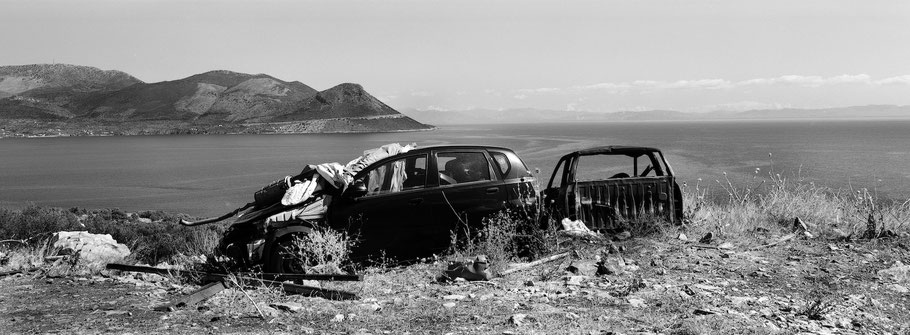 Autowracks bei Kamares auf dem Peloponnes, Griechenland,  als Schwarzweißphoto im Panorama-Format