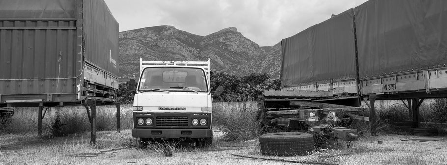 Daihatsu auf dem Peloponnes, Griechenland, als Schwarzweißphoto im Panorama-Format