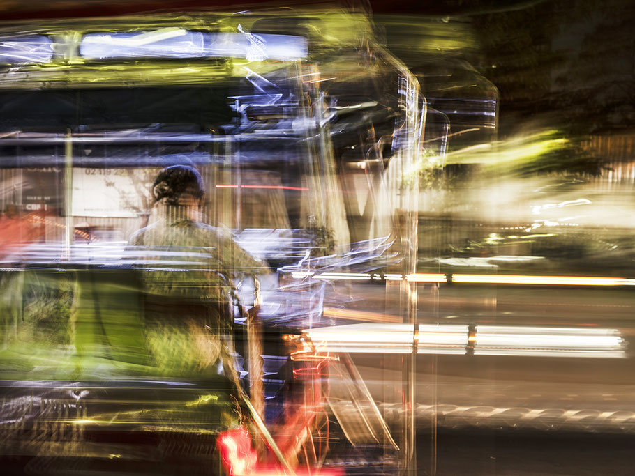 Sammeltaxi in Bangkok, Thailand bei Nacht  als Farbphoto