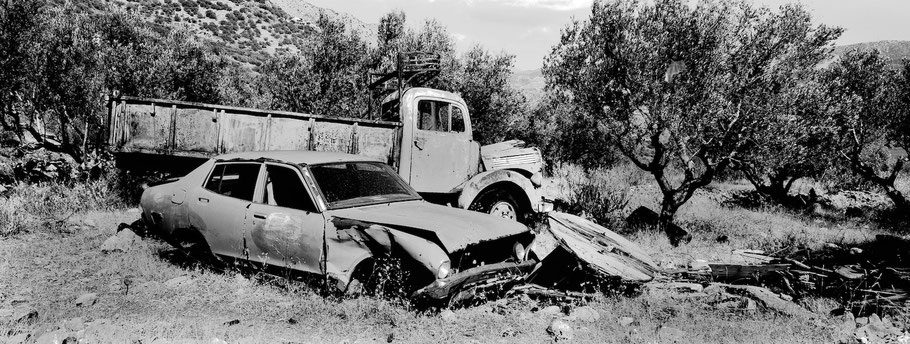 Oldtimer bei Kamares auf dem Peloponnes, Griechenland, als Schwarzweißphoto im Panorama-Format