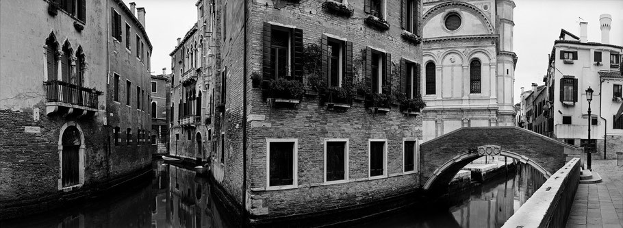 Santa Maria dei  Miracoli in Venedig als Schwarzweißphoto im Panorama-Format