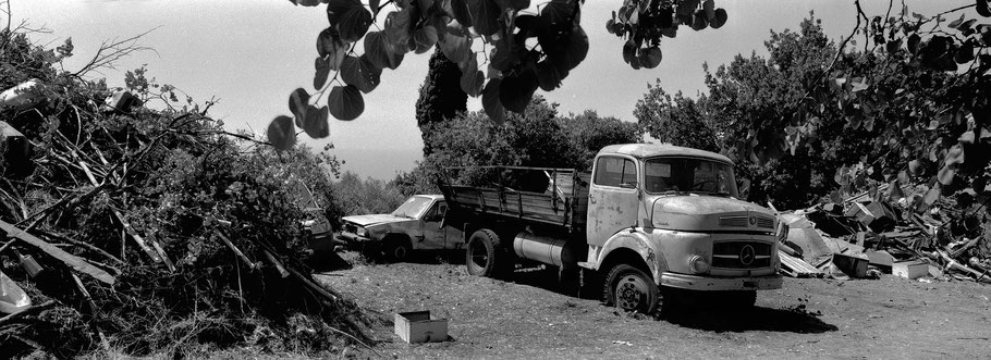 Alte Mercedes LKW bei Pirgos auf dem Peloponnes, Griechenland,  als Schwarzweißphoto im Panorama-Format