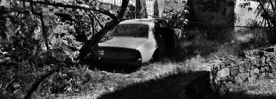 Alter Ford in der Saro Street in Asmara, Eritrea,  als Schwarzweißphoto im Panorama-Format