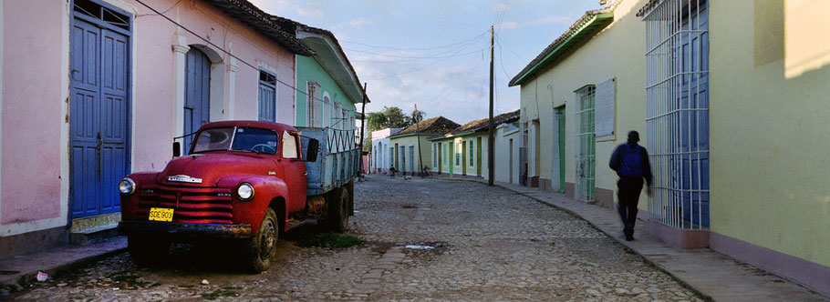 Alter Lastwagen auf der Straße in Trinidad de Cuba als Farbphoto im Panoramaformat, Cuba