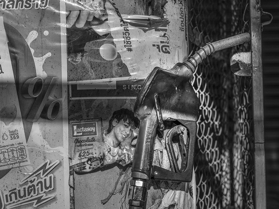 Verkauf von Benzin in herkömmlichen Getränkeflaschen am Straßenrand in Thailand als SW-Fotografie