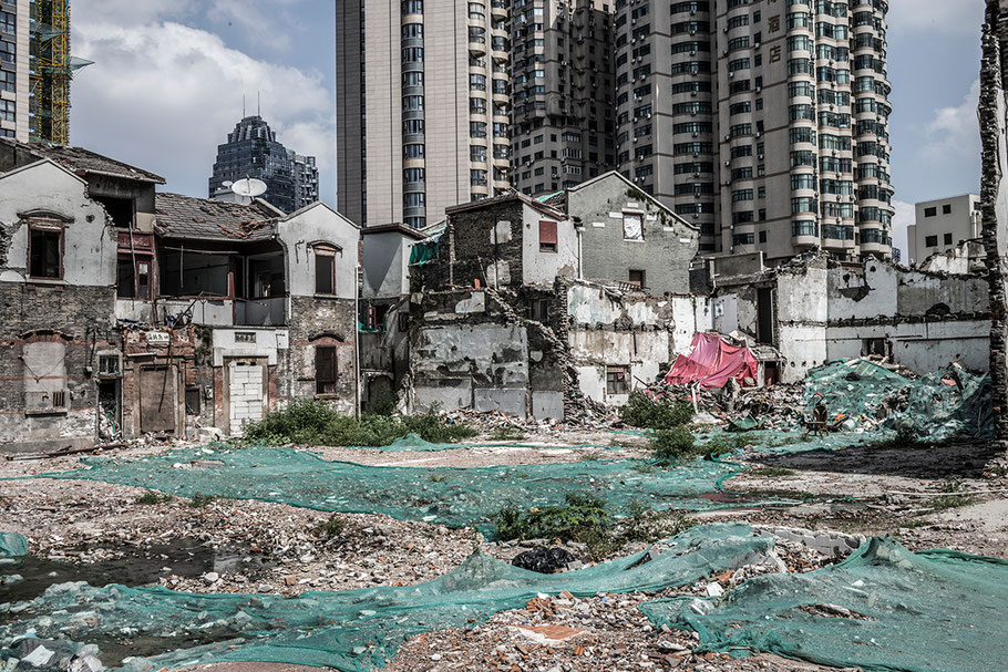 Alte Häuser und moderne Wolkenkratzer an der Sichuan Beilu in Shanghai als Farbphoto
