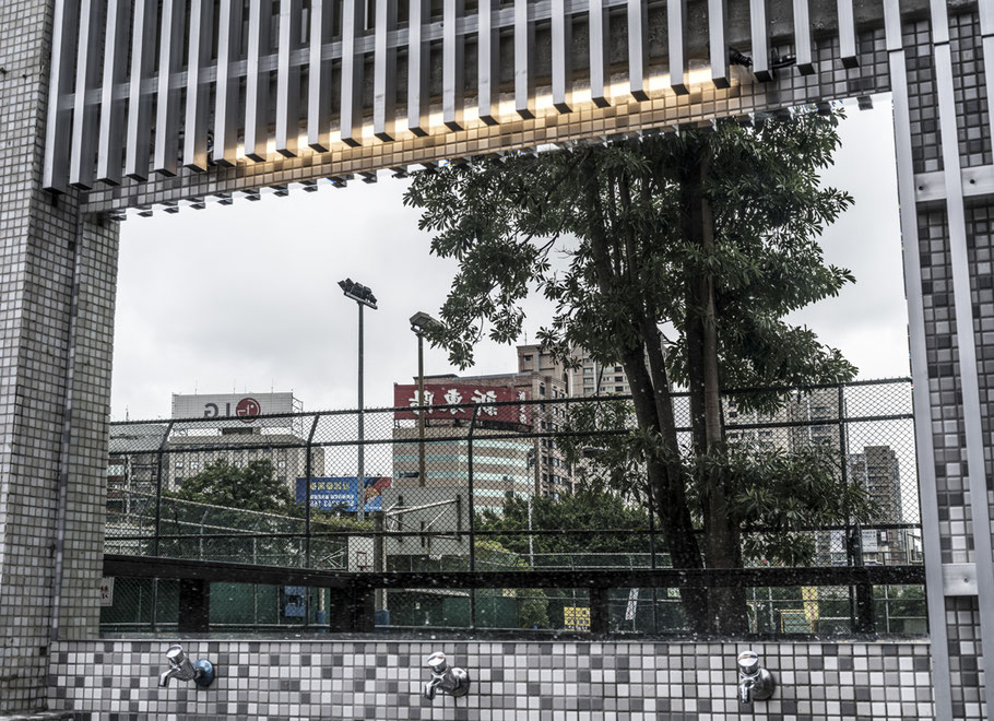 Spiegelung einer Häuserzeile im Zentrum von Taipei, Taiwan, als Farbphoto