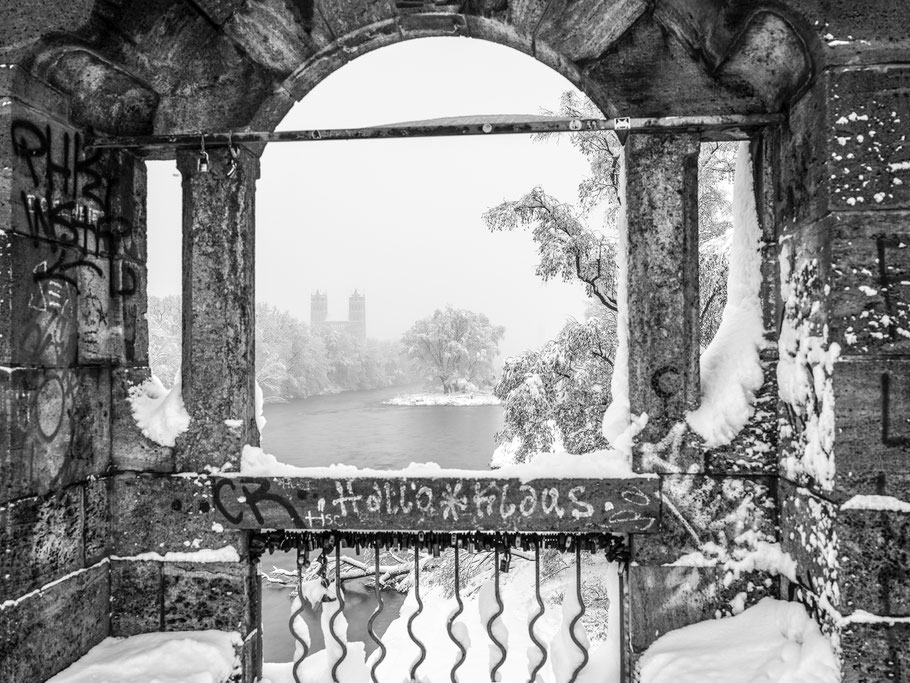 St. Maximilian mit Isar im Winter als Farb-Photographie, Muenchen