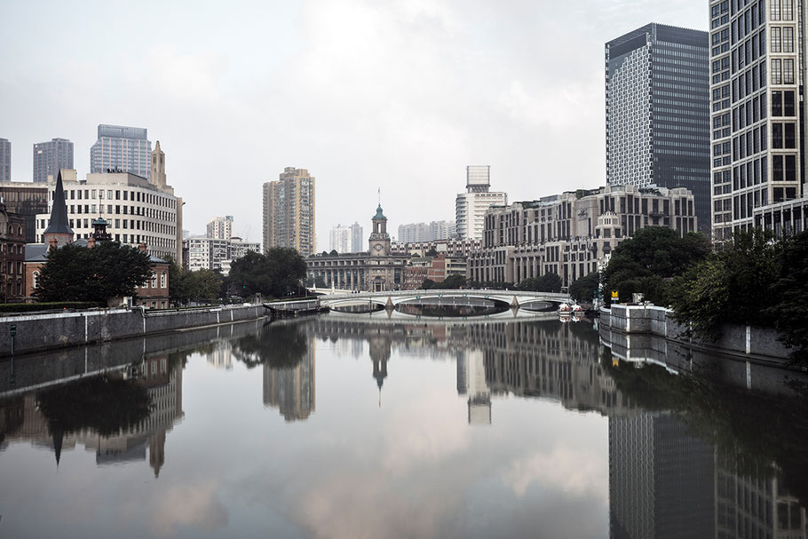 Morgendliche Stimmung am Suzhou Creek in Shanghai als Farbphoto