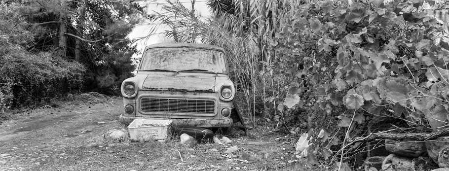 Oldtimer Ford Transit  bei Kardamyli auf dem Peloponnes, Griechenland, als Schwarzweißphoto im Panorama-Format