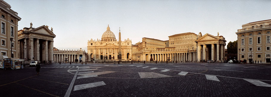 Farbphoto frühmorgens vom Piazza S. Pietro Vaticano in Rom im Panorama-Format