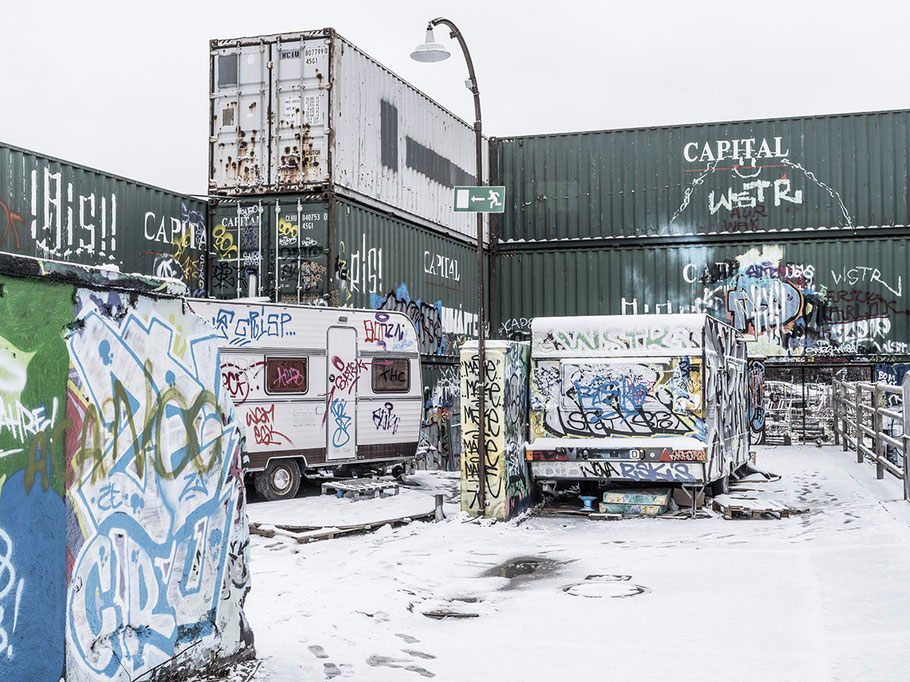 Container und Wohnwagen im Schnee auf dem Schlachthofgelände als Farb-Photographie, Muenchen