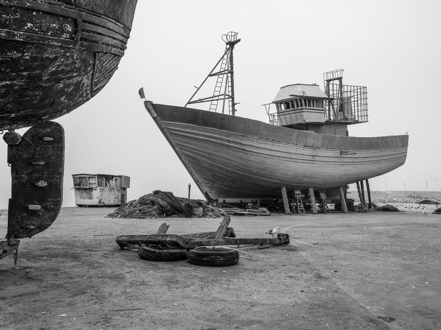 Boote im Hafen von Essaouira, Marokko als SW-Photographie