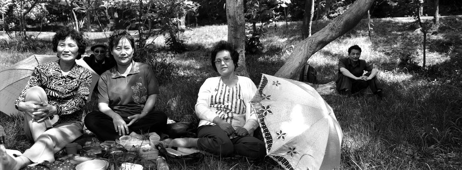 Drei Frauen auf dem Moran Hügel in Pyongyang, Nord Korea, als Schwarzweißphoto im Panorama-Format