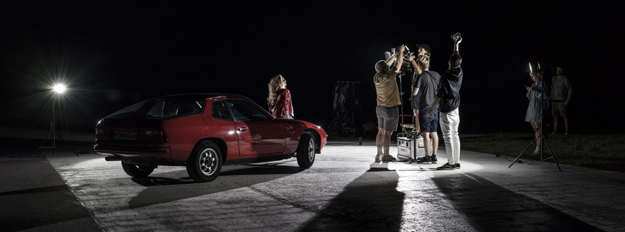 Szene einer Filmproduktion mit Porsche 924 im Panoramaformat als Farbphoto