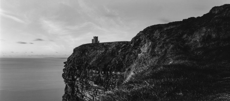 Cliffs of Moher, Irland, in schwarz-weiß als Großformat-Photographie