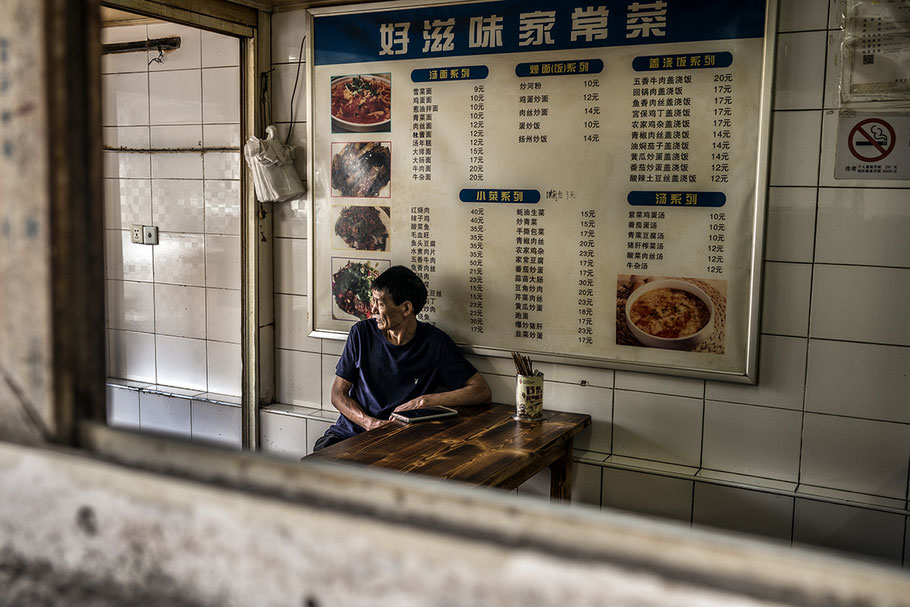 Bild eines Chinesen im Restaurant im Bezirk Huangpu in Shanghai als Farbphoto