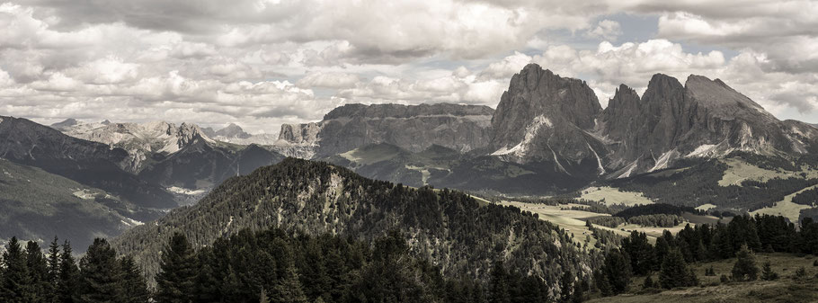 Die Sellagruppe in den Dolomiten als Farbphotographie im Panorama-Format