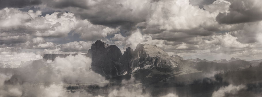 Langkofel und Plattkofel in den Dolomiten als Farbphotographie im Panorama-Format