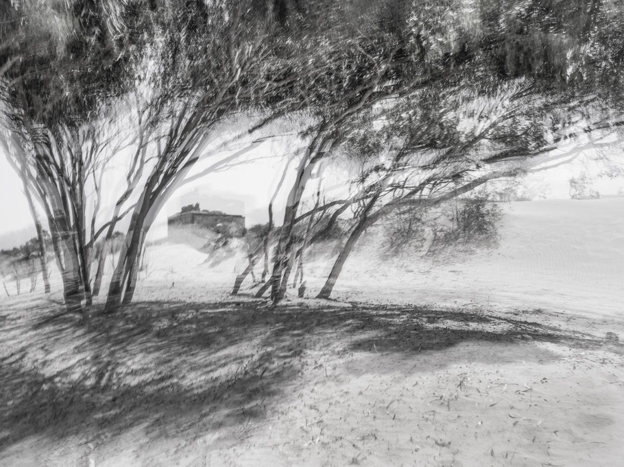 Abstrakter Strand in Marokko als Schwarzweißphoto 