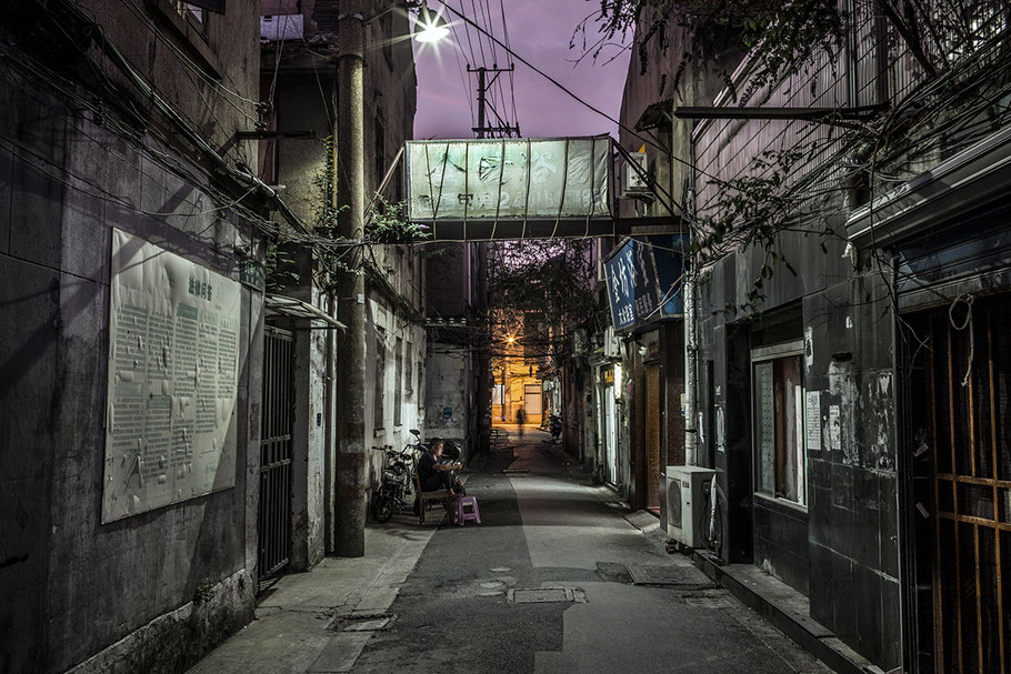 Nächtliche Straßenszene in The Old City in Shanghai als Farbphoto