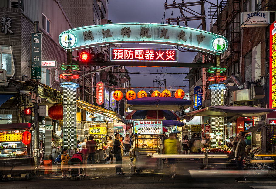 Linjiang Night Market  in der Nähe des Taipei 101 im Zentrum von Taipei, Taiwan, als Farbphoto