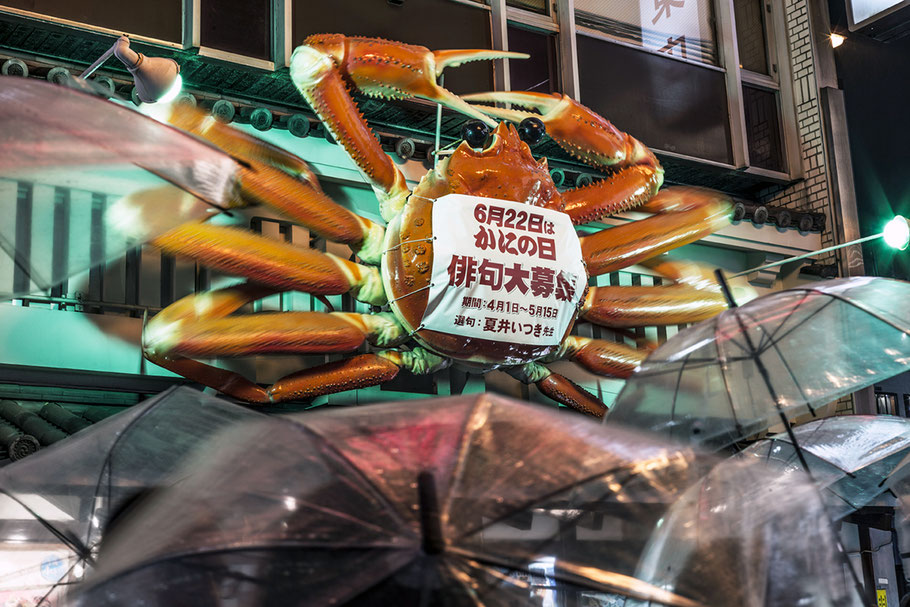 Osaka Dotombori Strassenszene bei Nacht, Japan, als Farbphoto