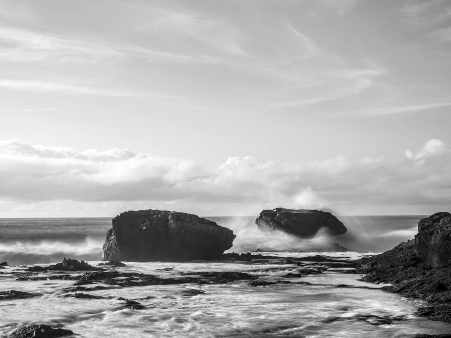 Strandaufnahme am Atlantischen Ozean als SW-Fotografie