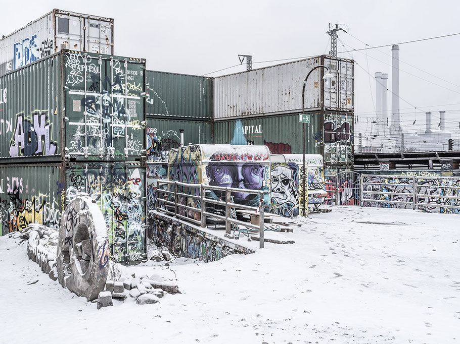 Container und Wohnwagen im Schnee auf dem Schlachthofgelände als Farb-Photographie, Muenchen