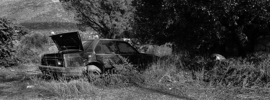 Alter Opel bei Areopoli auf dem Peloponnes, Griechenland,  als Schwarzweißphoto im Panorama-Format
