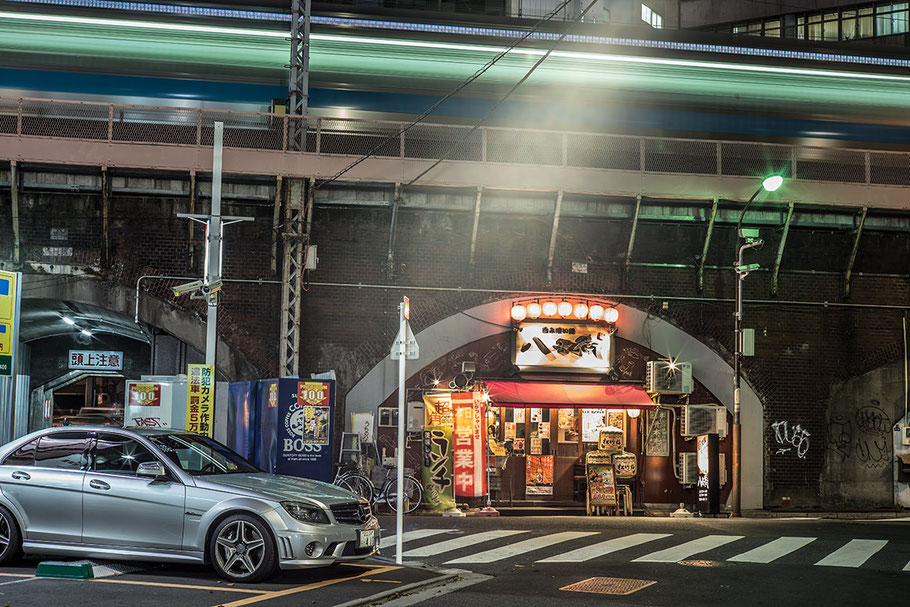 Abendstimmung mit Mercedes in Tokyo, Japan als Farbphoto