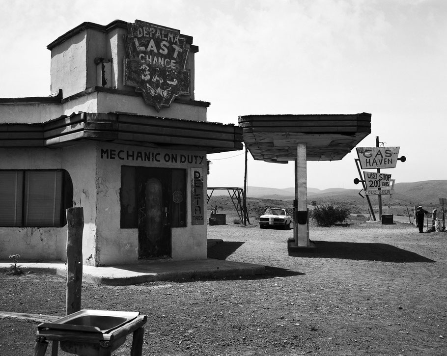 Alte Tankstelle als Filmkulisse in Marokko als Schwarzweißphoto 