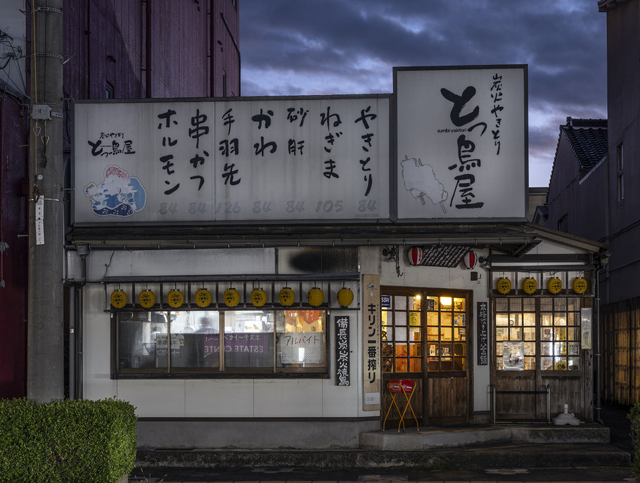 Straßenszene in Tottori by night als Farb-Photographie, Japan