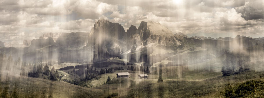 Die Sellagruppe in den Dolomiten als Farbphotographie im Panorama-Format