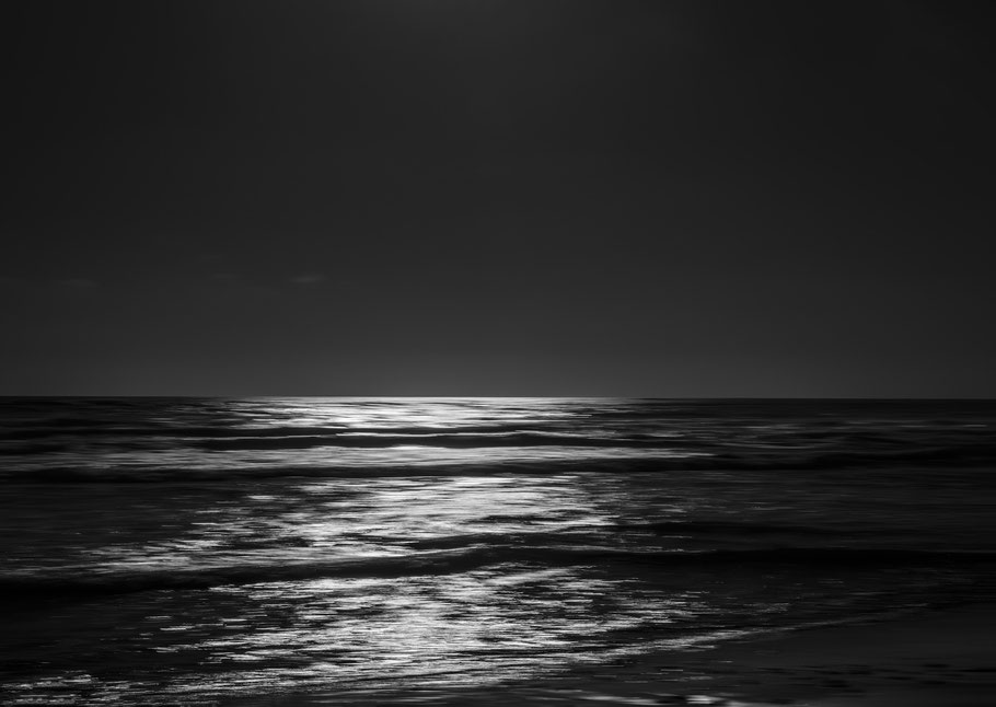 Strandaufnahme am Atlantischen Ozean als SW-Fotografie