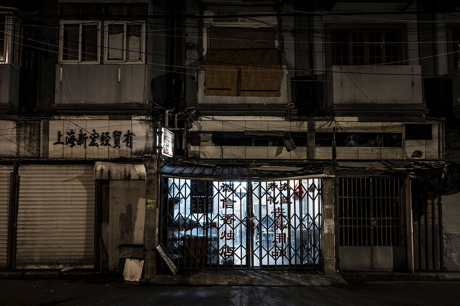 Nächtliche Straßenszene in The Old City in Shanghai als Farbphoto