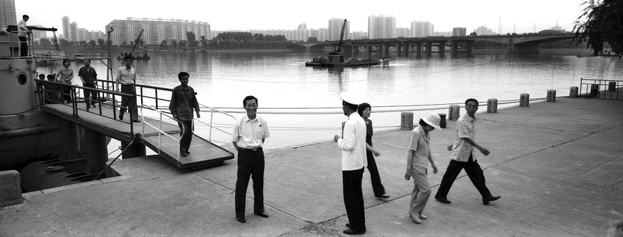 Eingangsbrücke zum Kriegsschiff  Pueblo am Teadong  in Pyongyang, Nord Korea, als Schwarzweißphoto im Panorama-Format