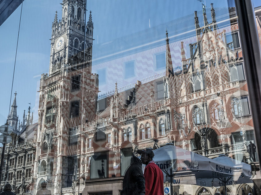 Spiegelung des Neuen Rathauses am Marienplatz als Farb-Photographie, Muenchen