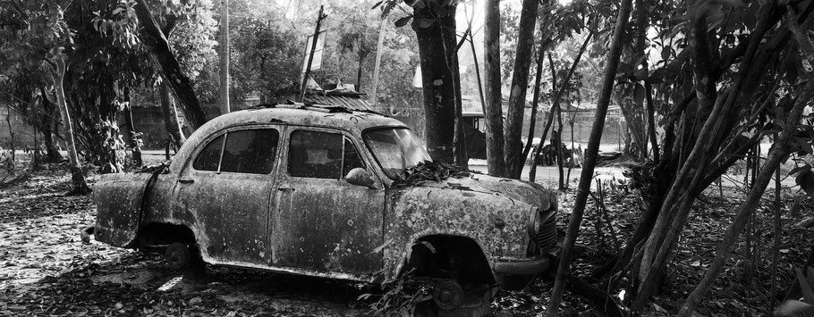 Oldtimer-Taxi bei Marari in Kerala , Indien, als Schwarzweißphoto im Panorama-Format