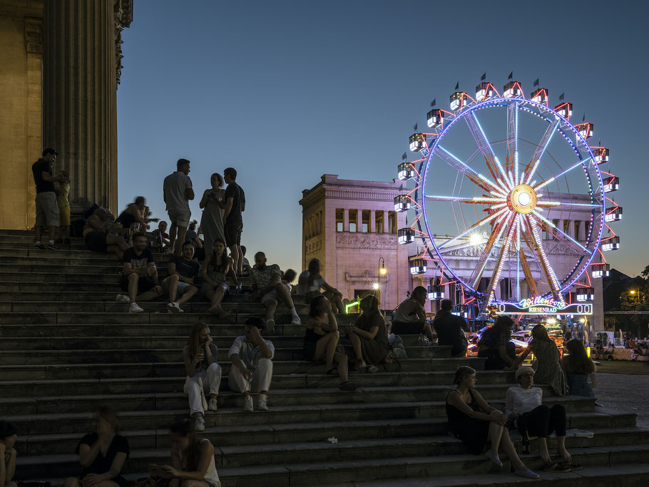 Königsplatz im Sommer 2020 als Farb-Photographie, Muenchen