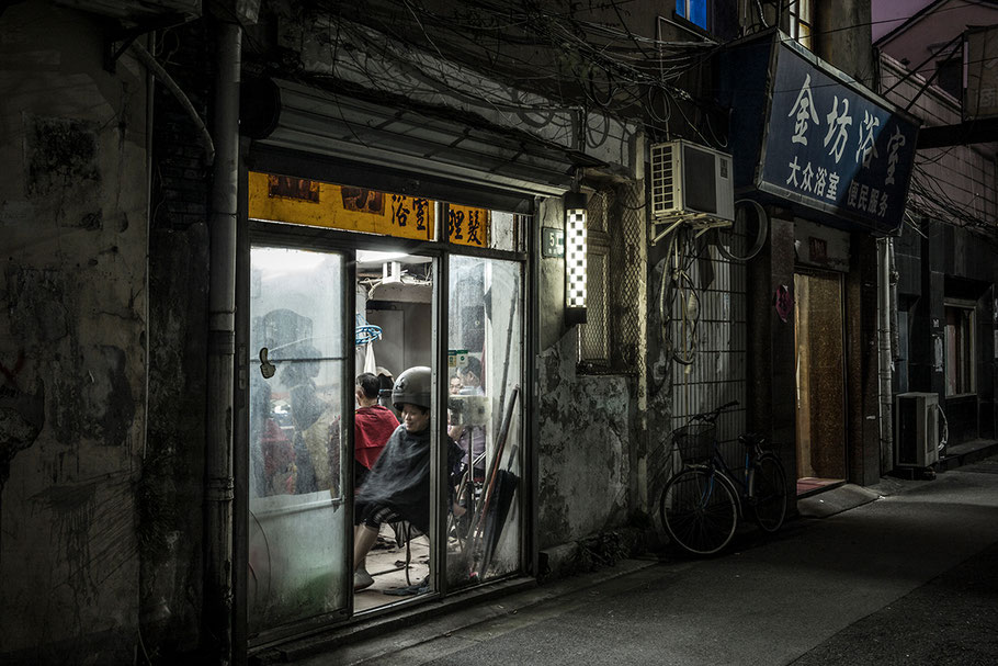 Nächtliche Straßenszene in The Old City in Shanghai als Farbphoto