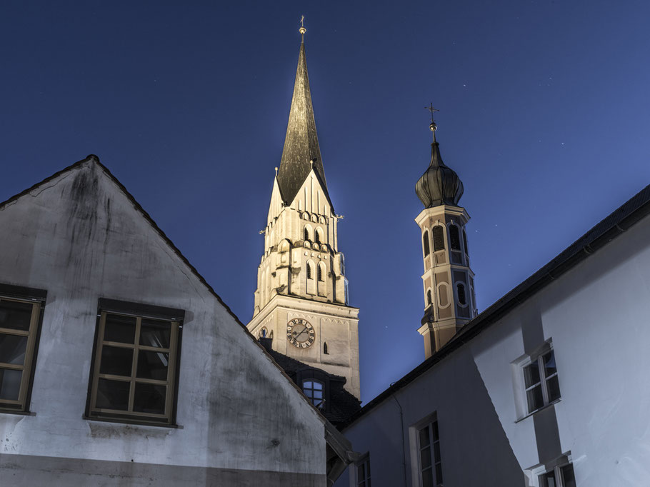 Abendaufnahme von St. Johannes Baptist in Paffenhofen, Bayern, als Farbphoto