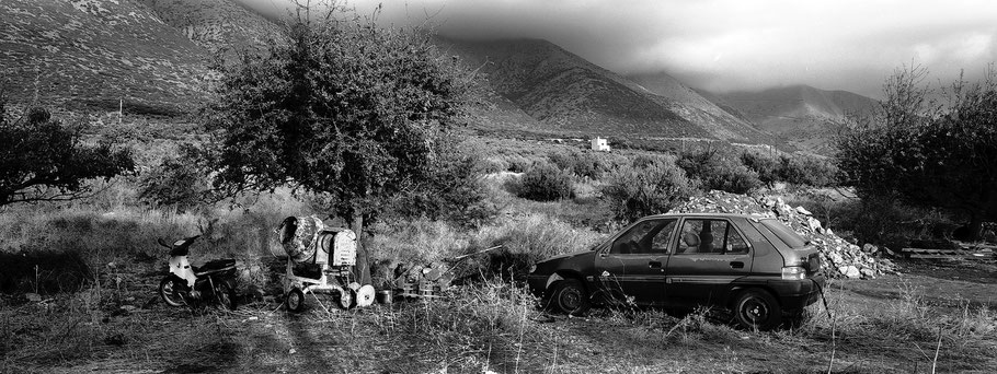 Alte Peugeot bei Areopoli auf dem Peloponnes, Griechenland,  als Schwarzweißphoto im Panorama-Format