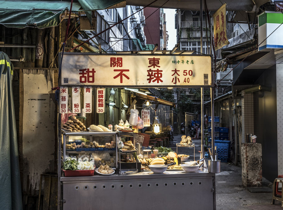 Straßenverkauf auf dem Tonghua Night Market in Taipei, Taiwan, als Farbphoto