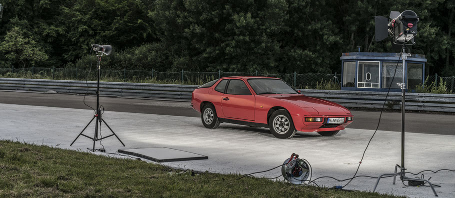 Szene einer Filmproduktion mit Porsche 924 im Panoramaformat als Farbphoto