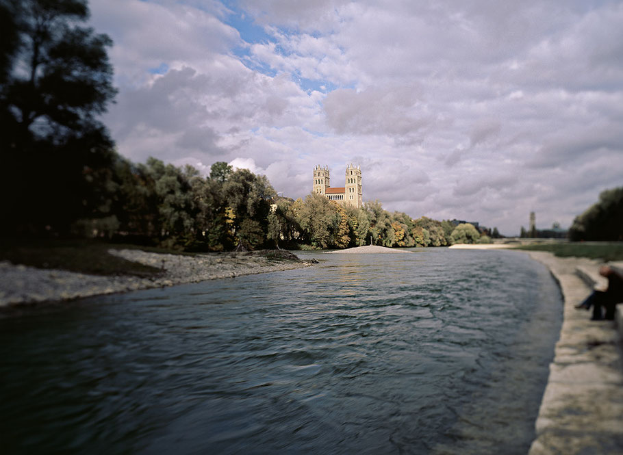 Kirche St-Maximilian mit Isar als Farb-Photographie, Muenchen