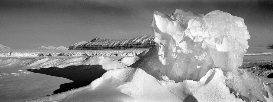 Panoramaaufnahme von Spitzbergen-Svalbard als Schwarzweißfoto