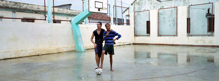 Zwei junge  Cubaner spielen in Baracoa Fußball als Panorama-Photographie